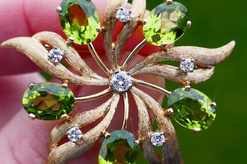 Lovely 14kt yellow Gold Peridot & Natural Diamond Brooch / Pin - 10.0 Grams - Picture 6 of 14