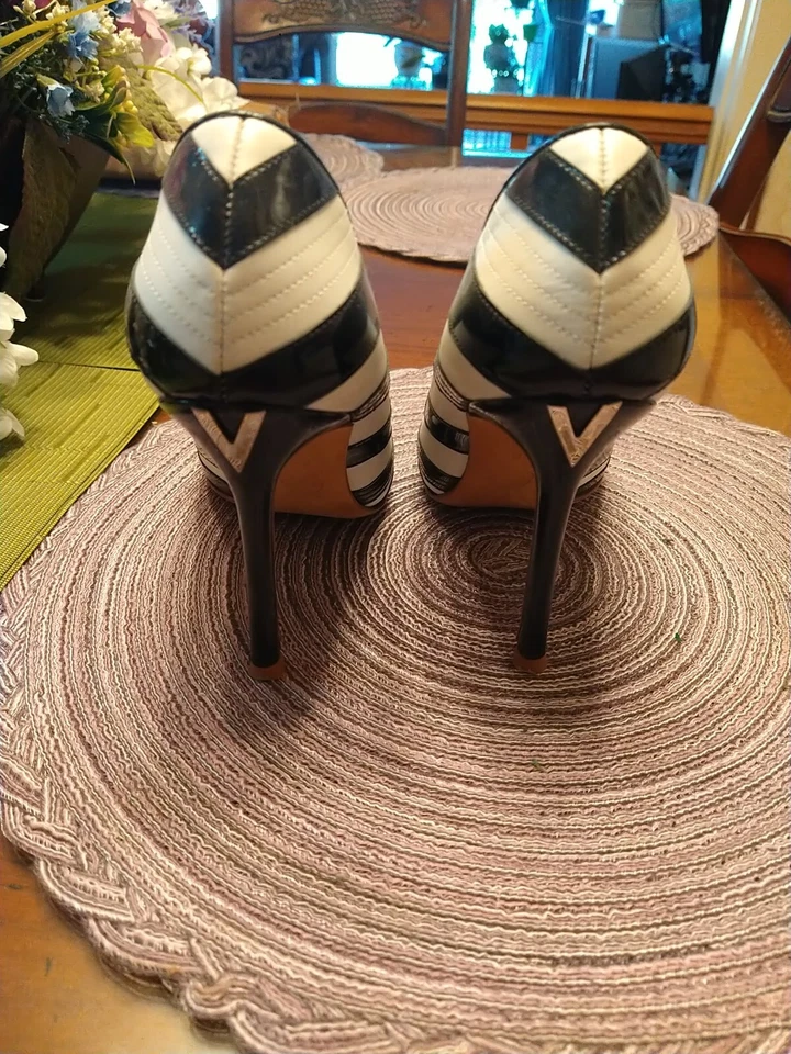 Zapatos de salón Versace Italia de cuero con punta en punta negros blancos Chevron 38,5 de colección Foto 4 de 4