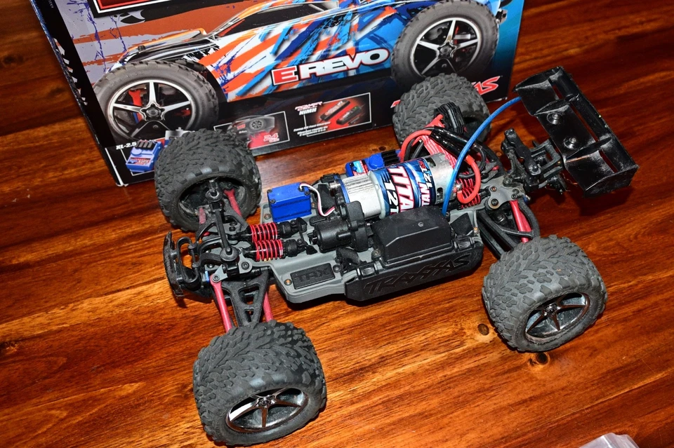 Traxxas E-Revo 71054 grün mit extra Zubehör (2. Akku, Y-Stecker) - Top-Zustand - Bild 4 von 4