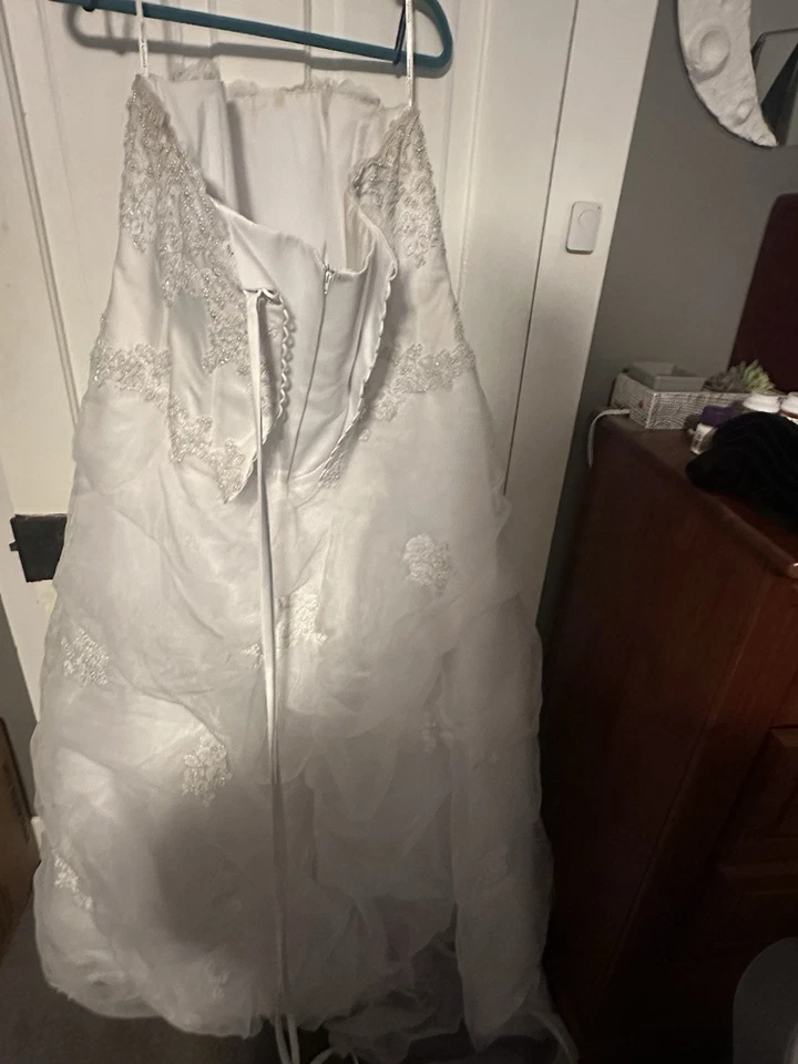 White Wedding Dress, Ballgown Style - Image 3 of 3