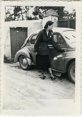 OLD PHOTO - VINTAGE SNAPSHOT - FUNNY WOMAN CAR CAR - CAR WOMAN 