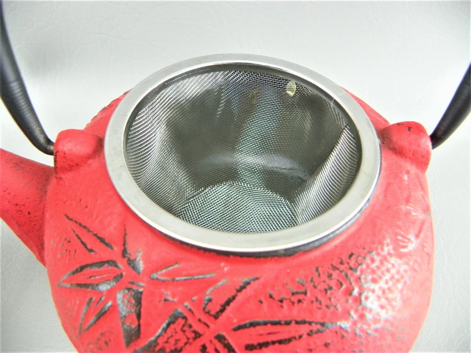 Tetera pesada antigua holandesa Raimunda ornamentada de hierro fundido roja negra con infusor Foto 3 de 4