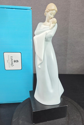 Lladro A Mother's Embrace Figurine 12'' Baby and Mother Gift  SKU: 01018218 NEW!