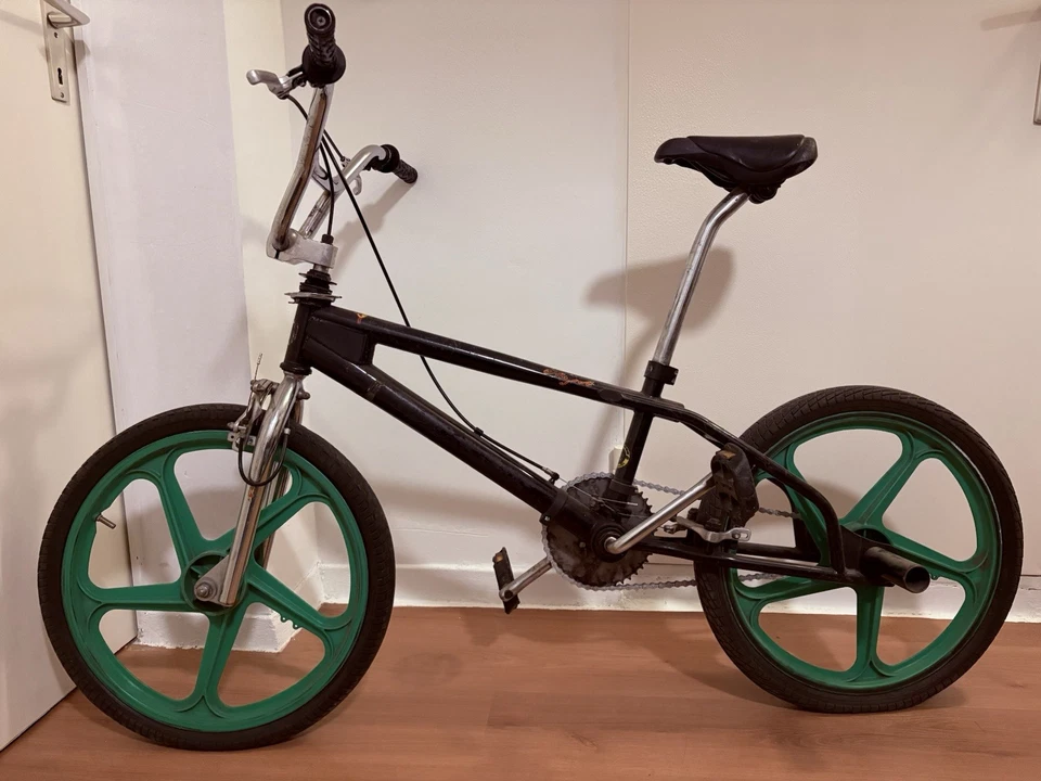 BMX Fahrrad mit Pegs und grünen Rädern