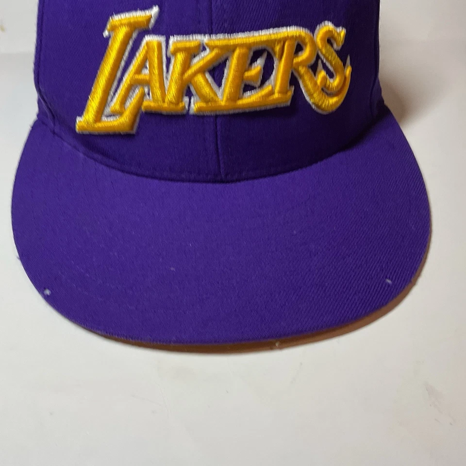Boné/chapéu MITCHELL & NESS LA LAKERS ROXO E DOURADO AJUSTADO TAMANHO 7 BOM BONÉ. - Imagem 3 de 4