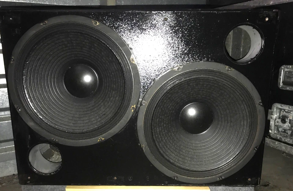 Subwoofer compacto Meyer Sound USW-1 Ultra Series com dois drivers graves de 15 polegadas++ - Imagem 2 de 4