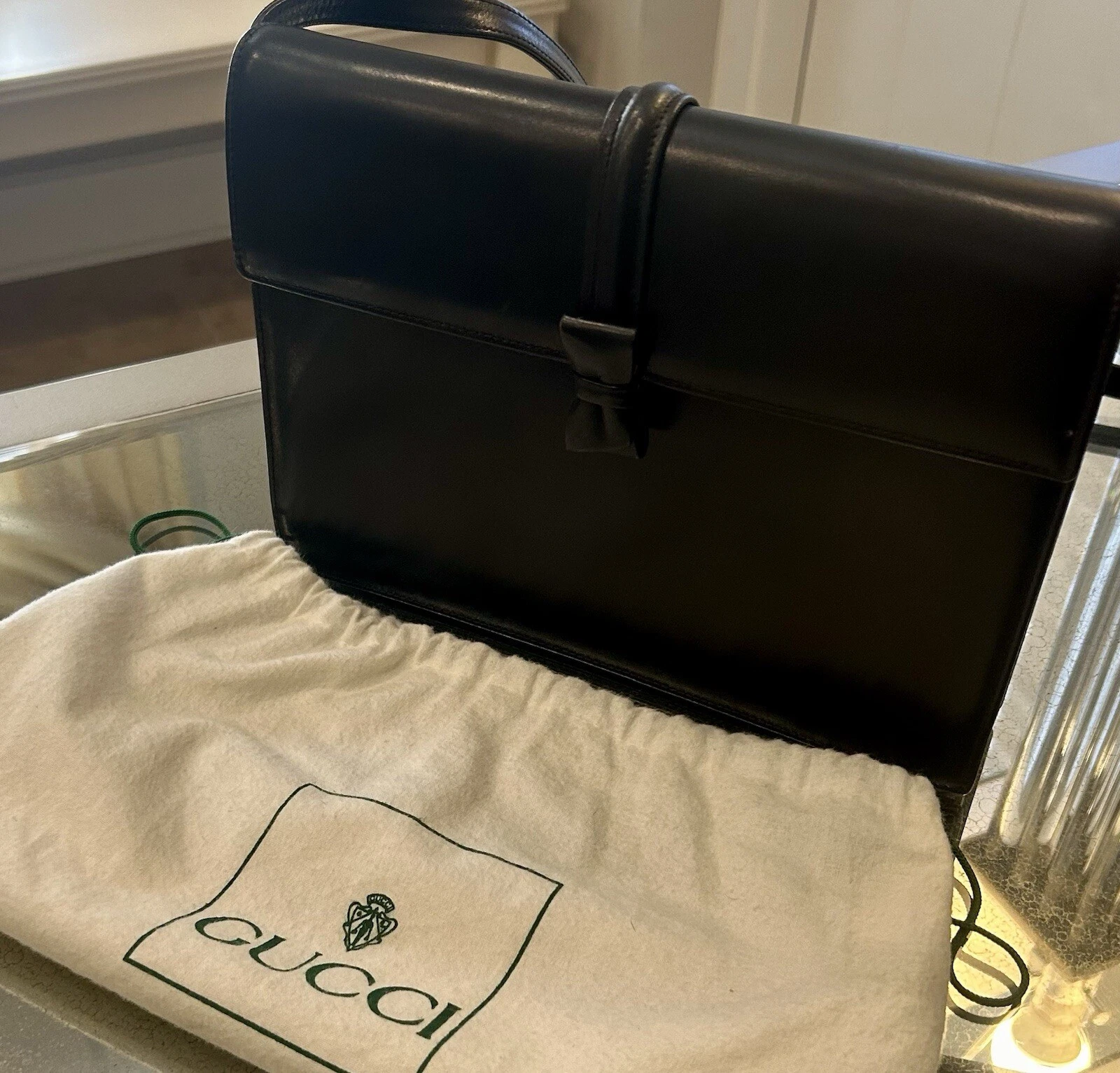 Sac bandoulière ou pochette GUCCI en veau noir avec simple nœud et fermeture à pression