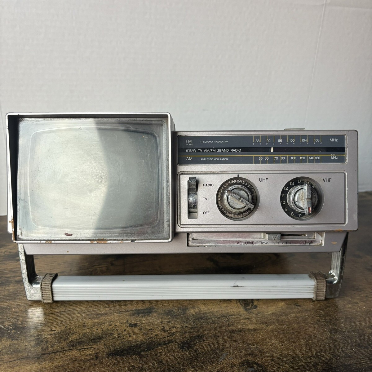 1984 Samsung Model No BT-123AJ Vintage Portable Tv Am Fm Two