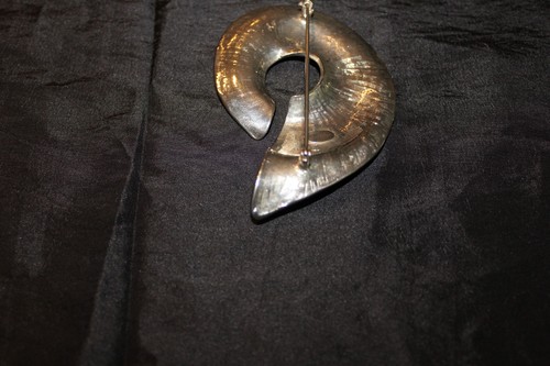 Broche Heidi Dause tono plata 3" de largo - Imagen 7 de 11