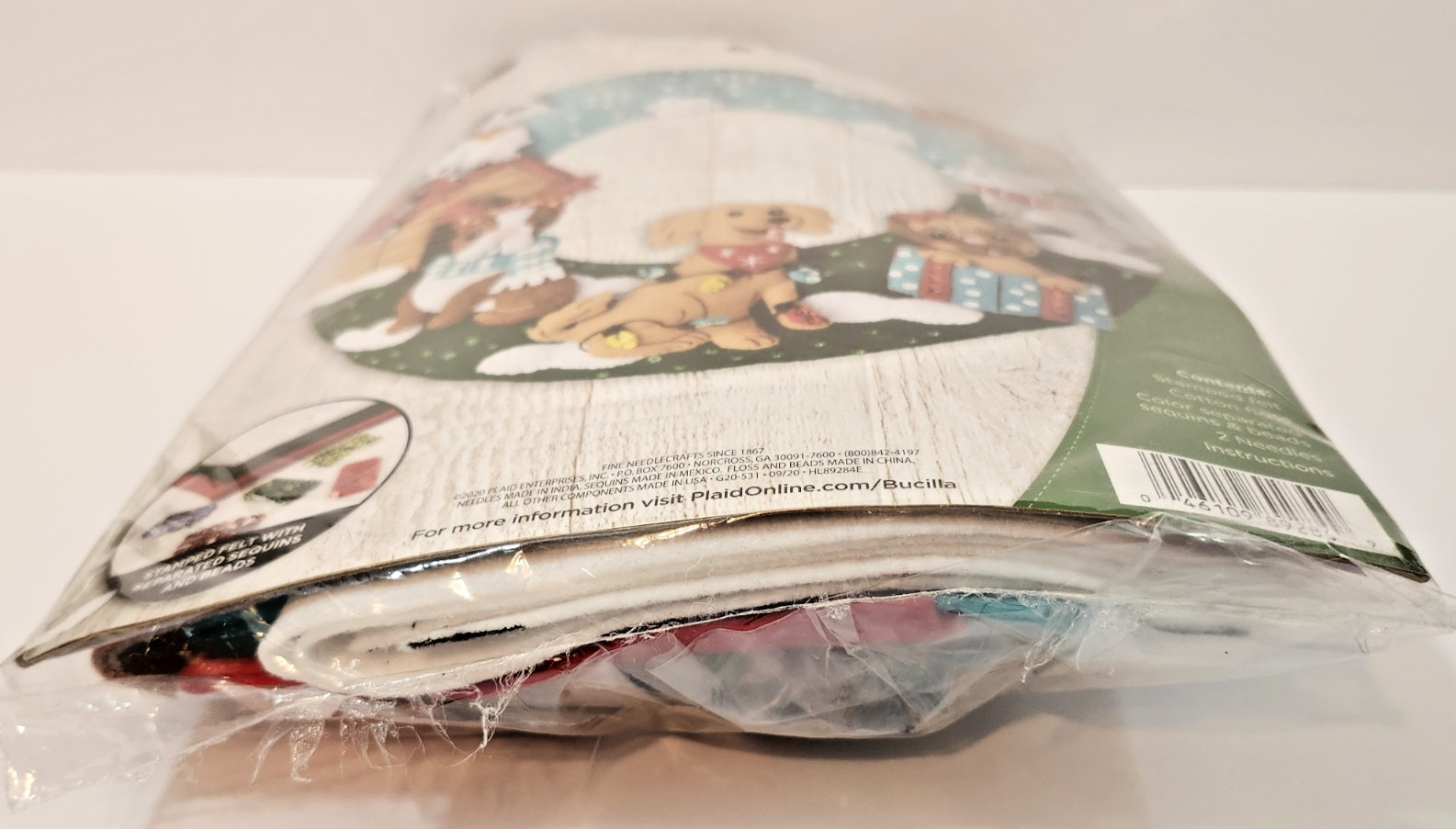 DIY Bucilla Christmas Dogs Felt Wreath Kit 89284E Puppies Bulldog Pug NEW Sealed