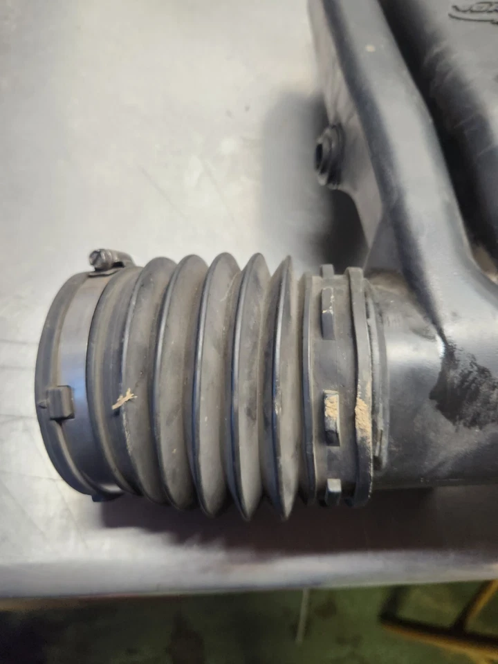 05-06 GMC Envoy Trailblazer Rainier 5.3L limpador de ar saída duto conjunto 15260369 - Imagem 2 de 4