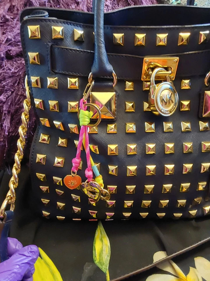 Hermosa cartera Hamilton extra grande Michael Kors con detalles dorados  Foto 4 de 4