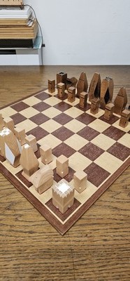 Vintage handgefertigte Schachfiguren aus Holz modernes geometrisches Design