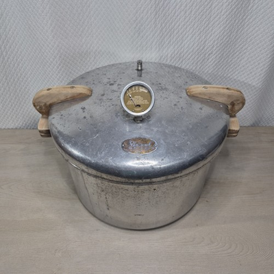 #ad Vintage National No.7 Pressure Cooker Canner 16 Quart Wood Handles USA $36.00