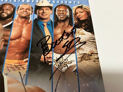John Cena a signé le magazine WWE Smackdown en juin 2005 – Signed By Superstars
