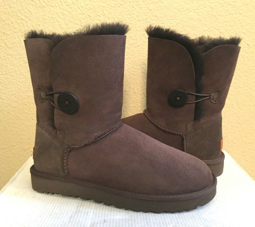 UGG BAILEY BUTTON II CHOCOLATE WATER 