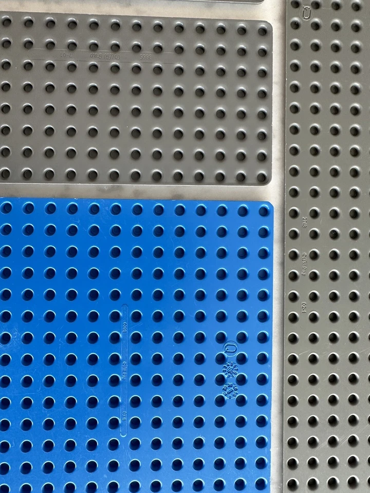 Lote de cinco placas base LEGO - Tamaños mixtos de varios juegos. 3867 2748 3865 Foto 3 de 4