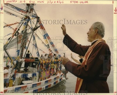 1993 Press Photo Father Charles Anastassiou blesses the St. Giovanni Shrimp Boat