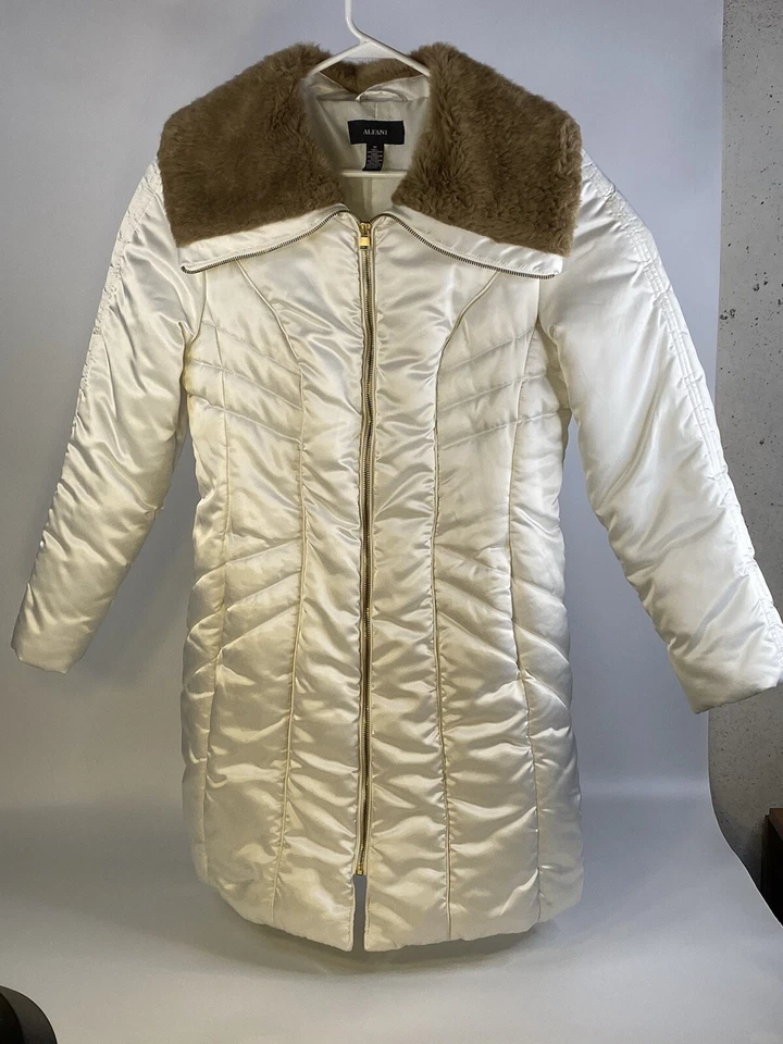 Alfani oro blanco cinturón acolchado con cuello de piel sintética en muy buen estado Foto 3 de 4