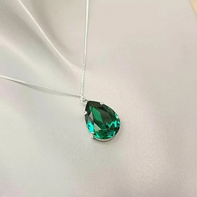 Colgante para mujer esmeralda verde natural corte pera de 3,00 quilates enchapado en oro blanco de 14 k Foto 3 de 4