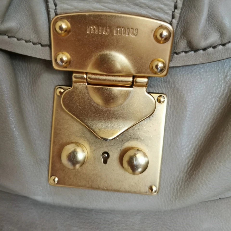 Trendige Miu Miu Handtasche, hochwertiges Leder,exklusives Design, avantgardisch - Bild 2 von 4