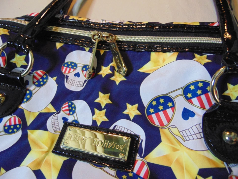 Bolso grande Betsy Johnson con cremallera calaveras y gafas de sol americanas 25"X16" azul Foto 2 de 4