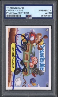 CHEVY CHASE SIGNED CRASHIN' CLARK 2023 GARBAGE PAIL KIDS PSA DNA AUTO Q3566 - Bild 1 von 3