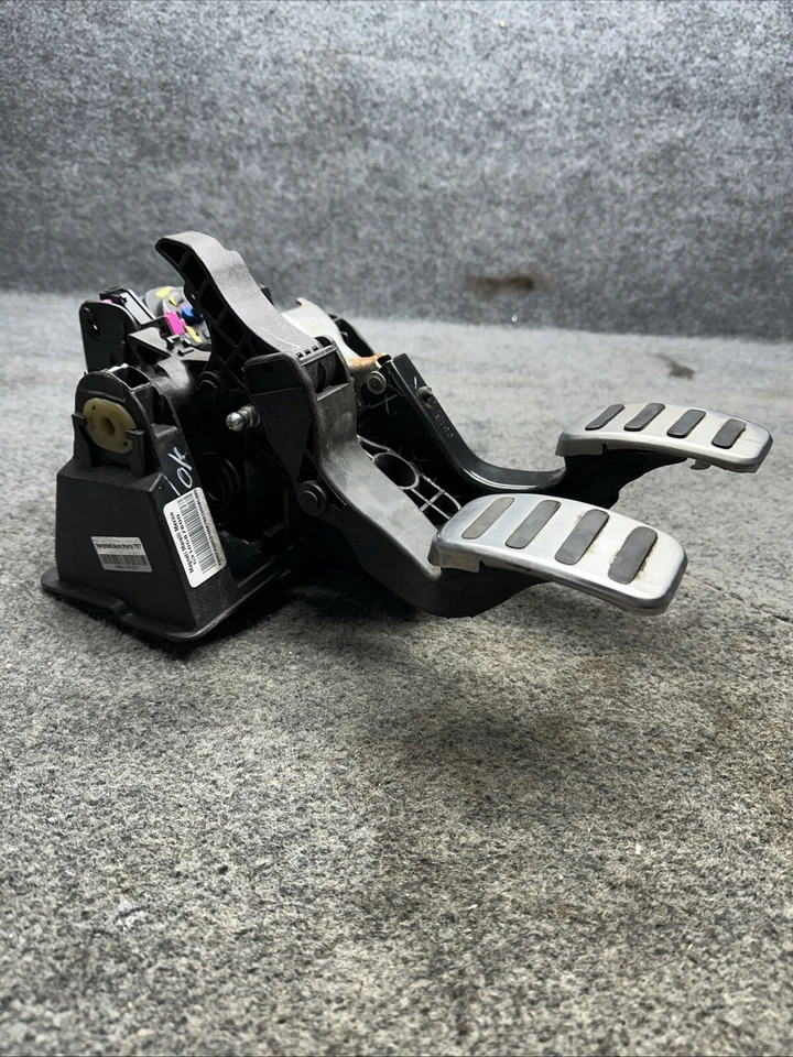 14 15 16 FIAT 500 Abarth MT CLUTCH AND BRAKE PEDAL OEM - Image 2 of 4