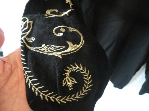 Thalia Sodi Emblem Keyhole Sweater Size Medium Black w/ Gold Embroidered Floral - Picture 6 of 13