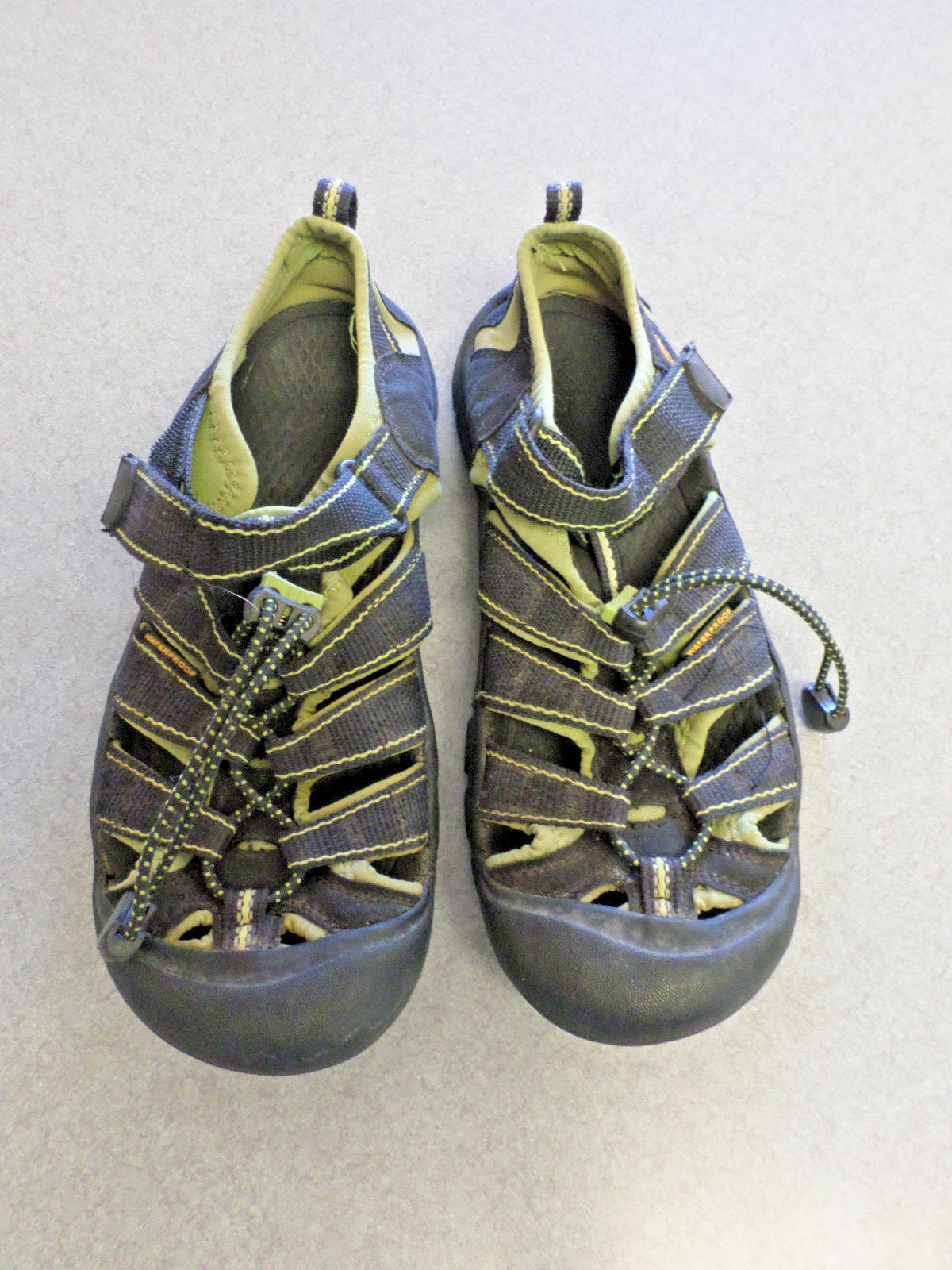 KEEN "Newport" black and green nylon sandals Women's 6