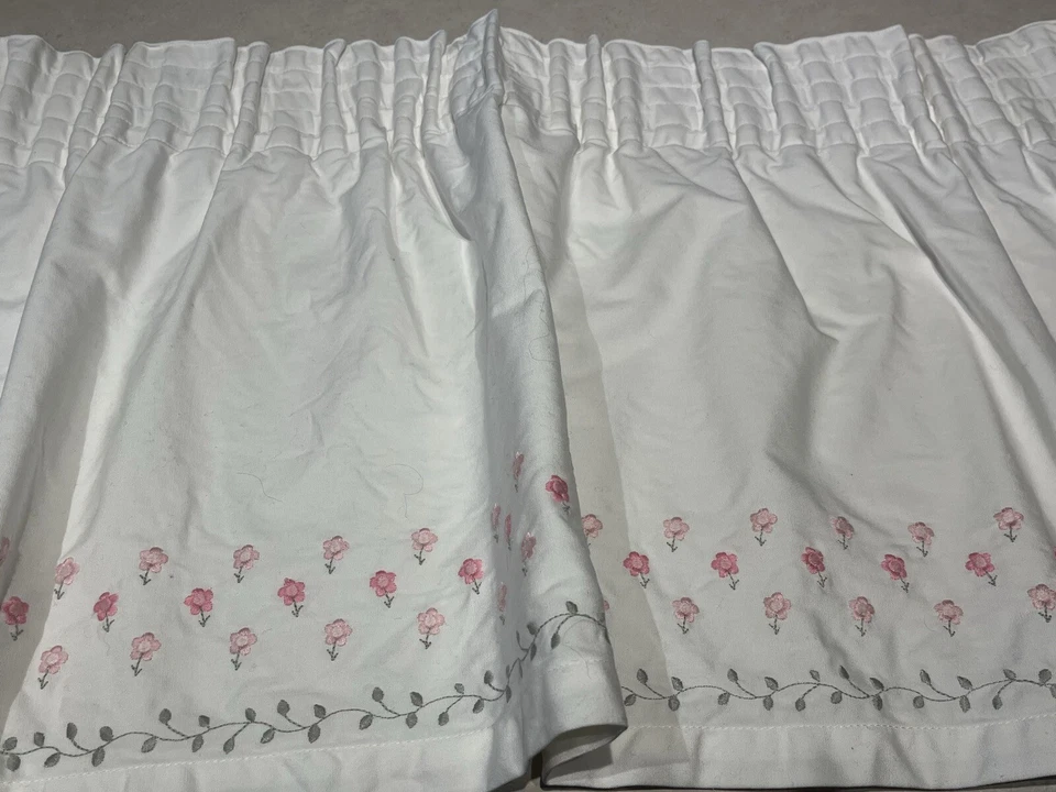"Cortina cenefa bordada floral blanca y rosa Pottery Barn Kids 49"" X 17,5""" Foto 3 de 4