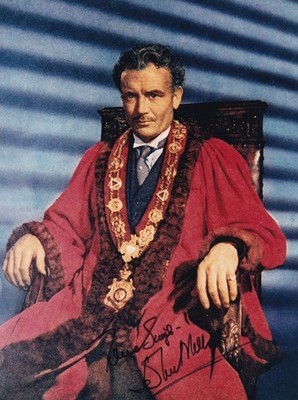 Sir John Mills Original Autograph On Large Photo
