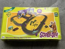 2011 Auto World "Scooby-Doo!" Electric Race HO Slot Car Set 