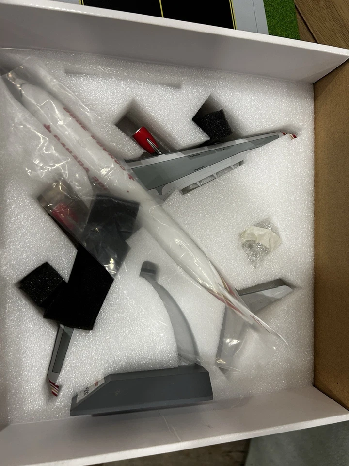 Inflight200 1:200 Canada 3000 Airbus A330-200 C-GGWD (IF332270119) Diecast Model - Image 3 of 4