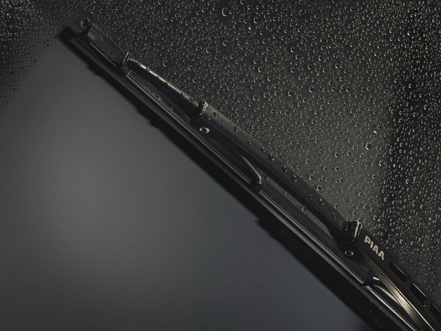 Left PIAA Wiper Blade fits Aston Martin V8 Vantage 2006-2011 17ZHRSZJ