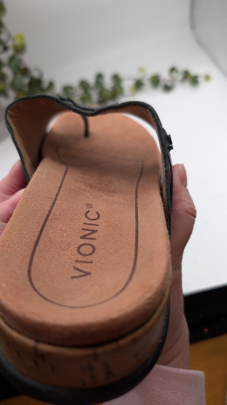 Vionic Cindy Black Leather Toe-Loop Slide Sandals… - image 11