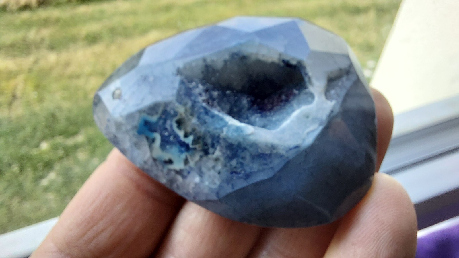 Pendentif géode agate bleu 6.5 cm, le cadeau d'anniversaire idéal