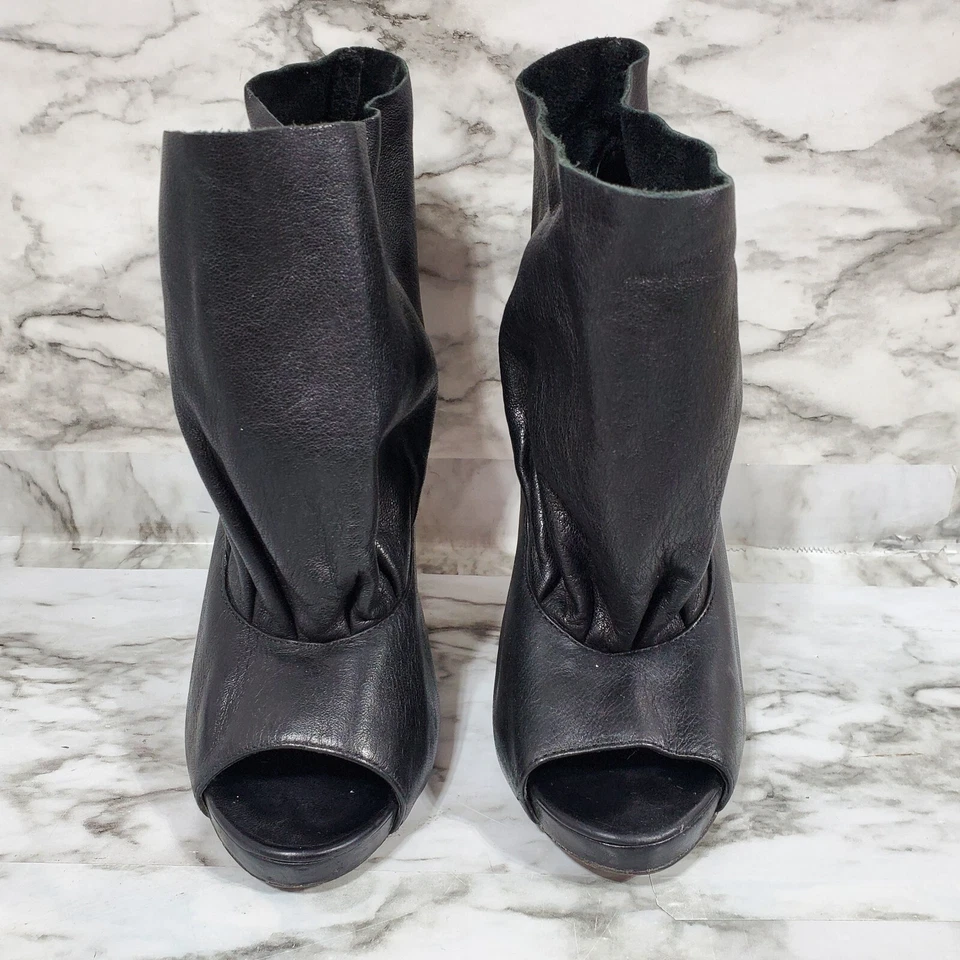 Botas femininas Dolce Vita tornozelo desleixado 6 couro preto peep toe salto agulha - Imagem 2 de 4
