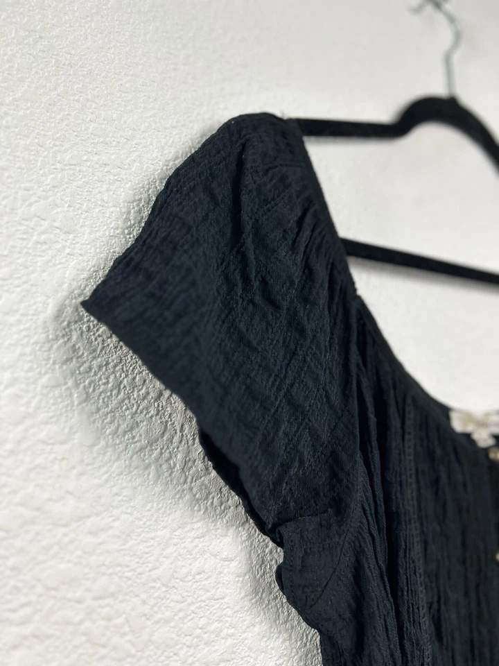 Blusa campesina de manga corta con botones negra talla L Rewind para mujer Foto 2 de 4