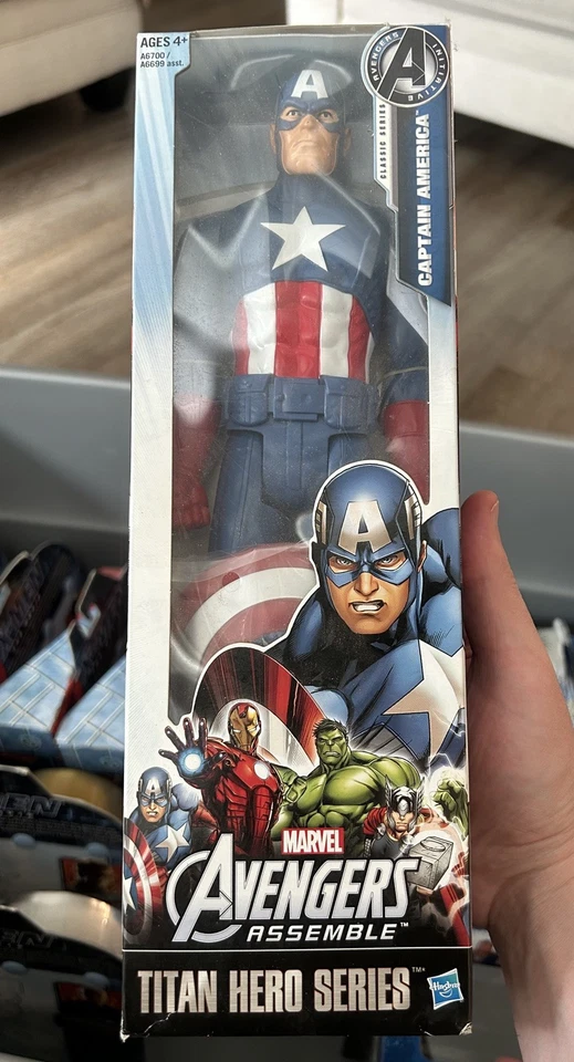 "Figura de acción Avengers Assemble Titan Hero Series - Capitán América 12"" sin abrir" Foto 2 de 3