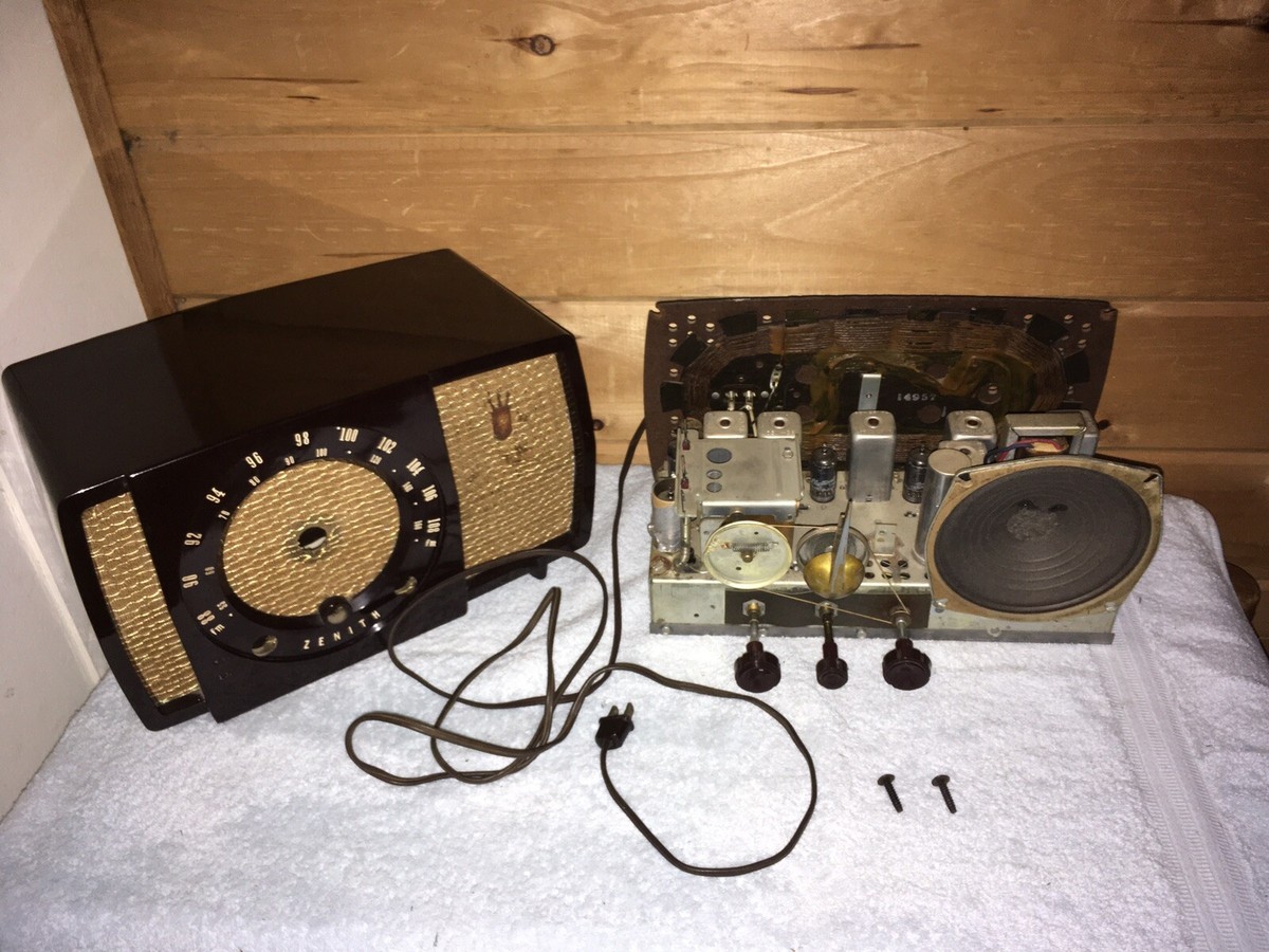 1950's Table Top Zenith Model H723Z1 AM/FM Radio Chassis