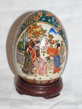 UOVO CINESE IN PORCELLANA DIPINTO CON DETTAGLI DORATI SU BASE IN LEGNO H.13cm