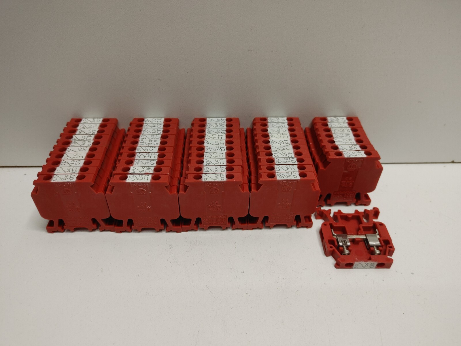 LOT OF 48 GUARANTEED! ALLEN-BRADLEY 30A 600V RED TERMINAL BLOCKS 1492-HM1R