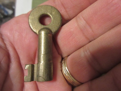 VINTAGE BRASS HOLLOW BARREL SKELETON KEY FOR PADLOCK 2" Long