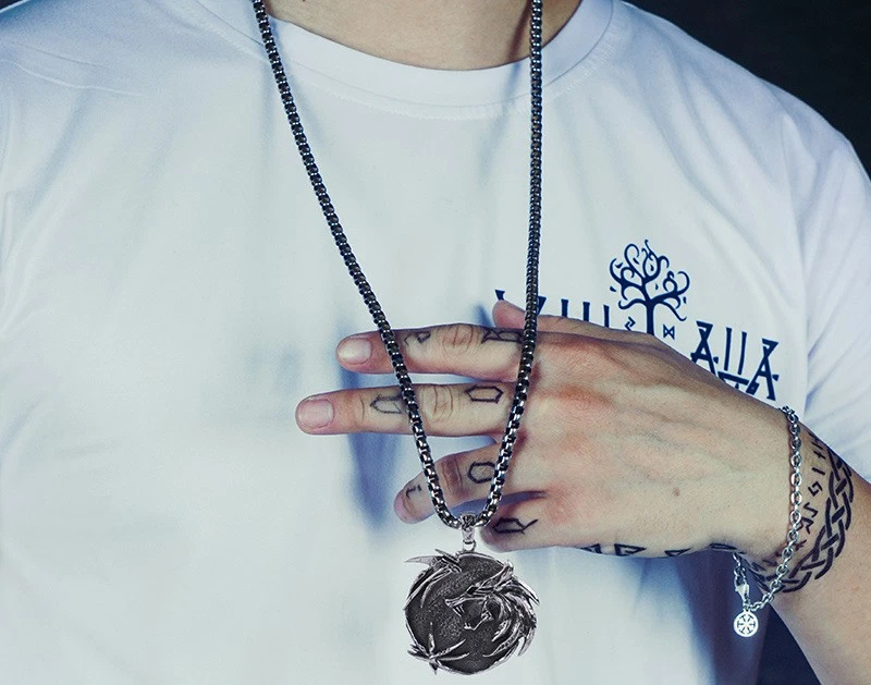 Collar Medallón Cabeza de Lobo Brujo Escuela del Lobo Colgante de Acero Inoxidable Foto 2 de 4