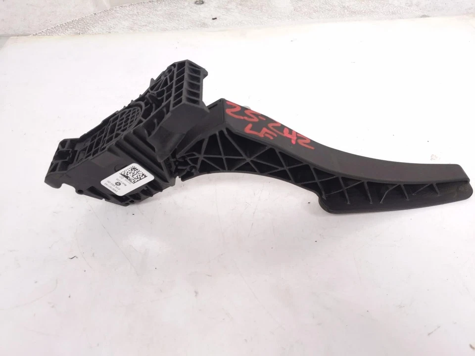 2017-2025 Chrysler Pacifica Gas Accelerator Pedal 4581677Ab - Image 4 of 4