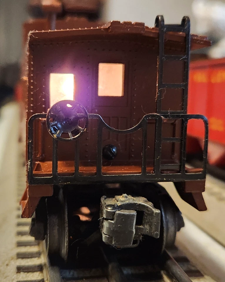 Lionel 6457 CABOOSE IN GOOD ORIGINAL CONDITION! IN OB, IT LIGHTS UP WELL! - Image 3 of 4