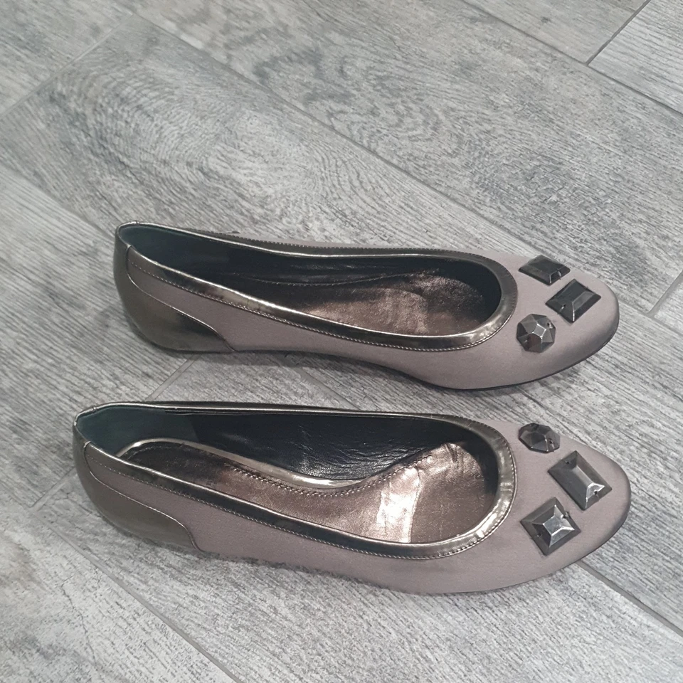 Zapatos planos de ballet BURBERRY satinado con joyas gris plateado para mujer talla 39 EE. UU. 9 🇮🇹  Foto 3 de 4