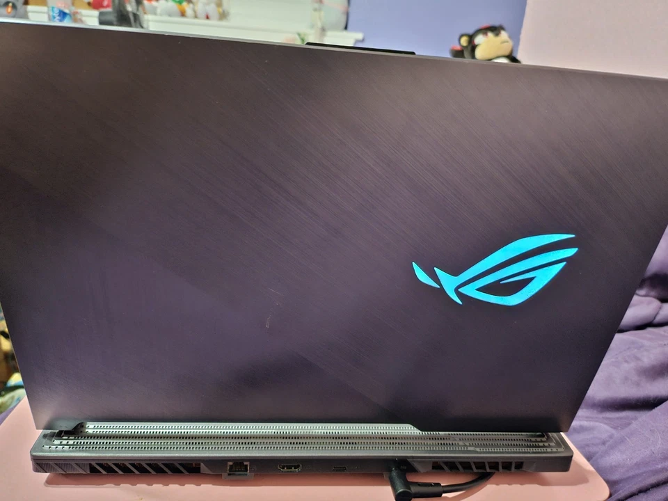 ASUS ROG Strix SCAR III 15.6" 240Hz FHD Intel i7-9750H 16GB 1TB SSD RTX2070 W10H - Image 2 of 4