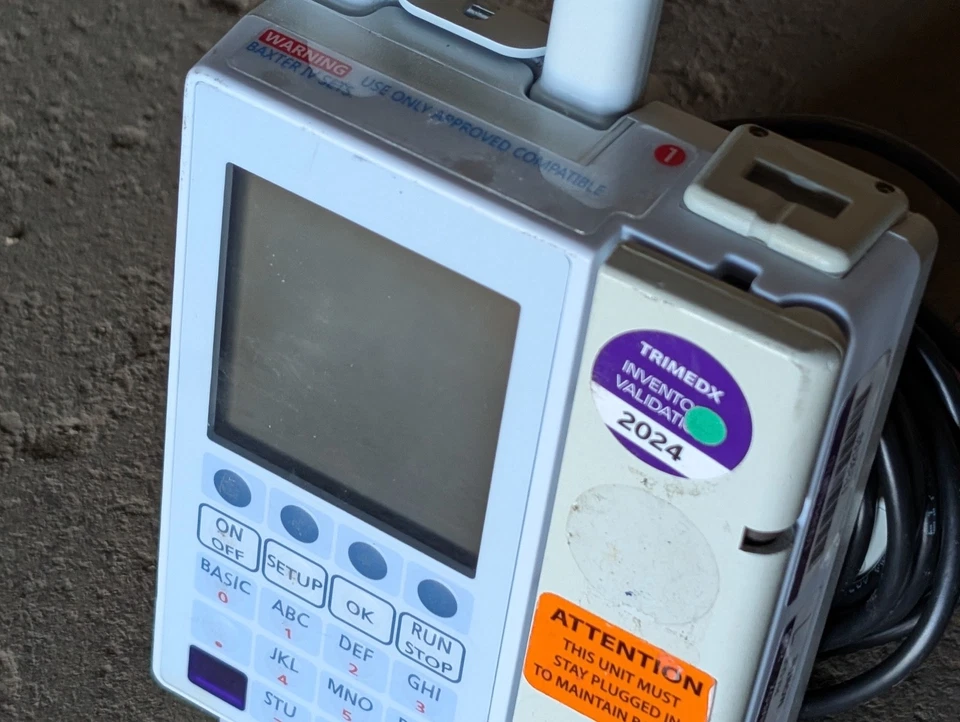 Bomba de infusión Baxter Sigma Spectrum compacta alimentada por batería con cargador + montaje Foto 4 de 4